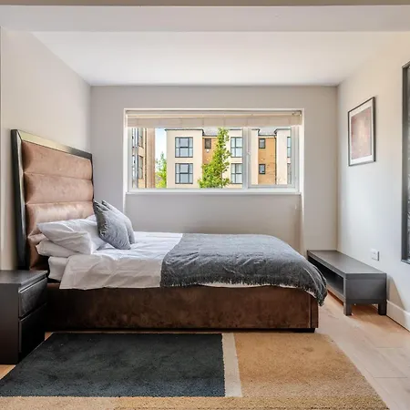 Delightful 5 Bedroom Contractor & Family Home,