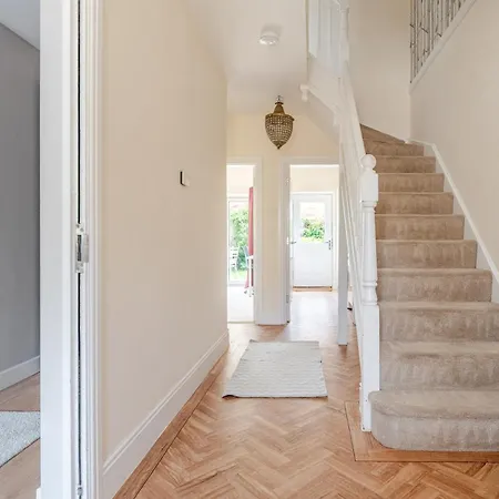 Delightful 5 Bedroom Contractor & Family Home, Ferienhaus