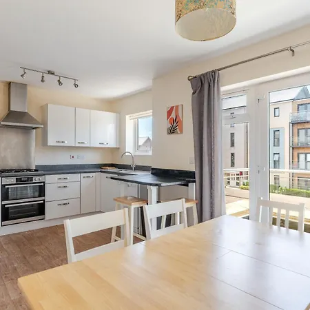 Delightful 5 Bedroom Contractor & Family Home, Ferienhaus Bristol