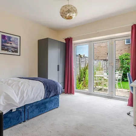Дом отдыха Delightful 5 Bedroom Contractor & Family Home, *