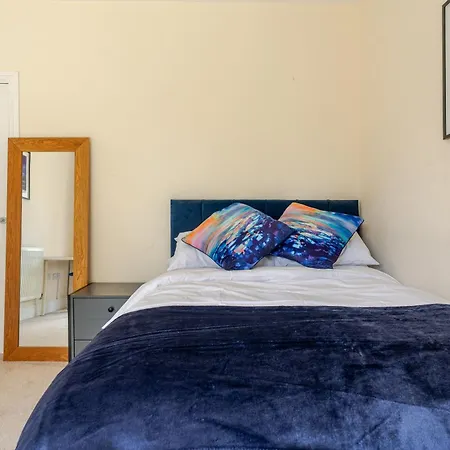 Delightful 5 Bedroom Contractor & Family Home,