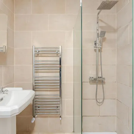 Delightful 5 Bedroom Contractor & Family Home,