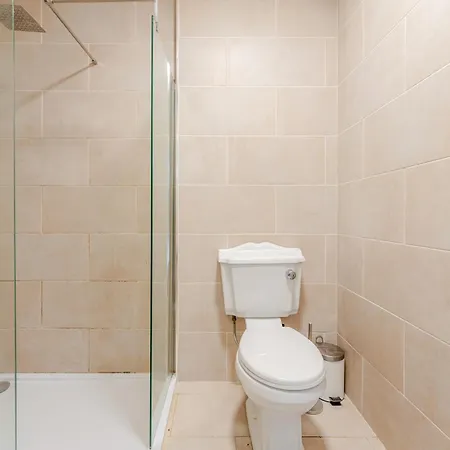 Delightful 5 Bedroom Contractor & Family Home, Дом отдыха