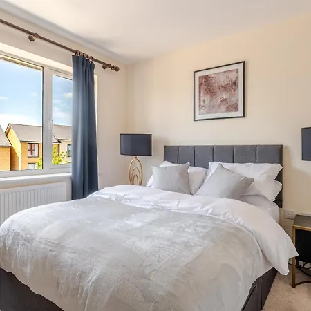 Delightful 5 Bedroom Contractor & Family Home, Ferienhaus Bristol