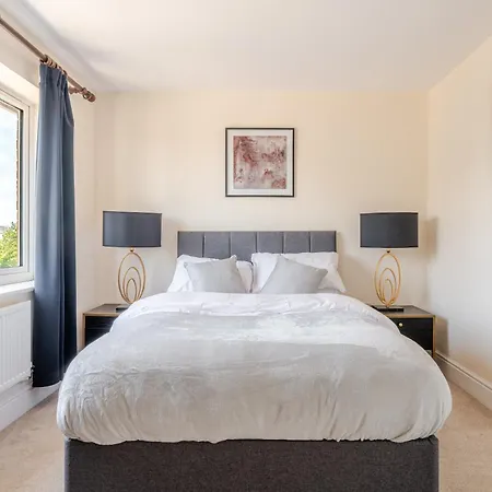Delightful 5 Bedroom Contractor & Family Home, Ferienhaus