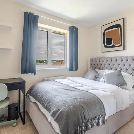 Delightful 5 Bedroom Contractor & Family Home, * Bristol