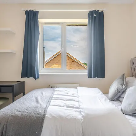 Дом отдыха Delightful 5 Bedroom Contractor & Family Home,