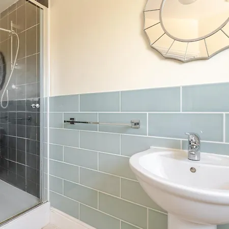 Delightful 5 Bedroom Contractor & Family Home, Ferienhaus *