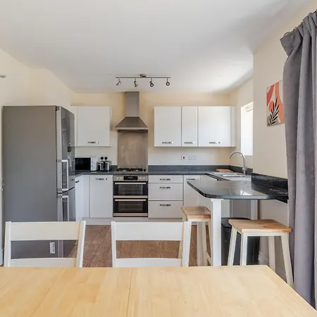 Delightful 5 Bedroom Contractor & Family Home,