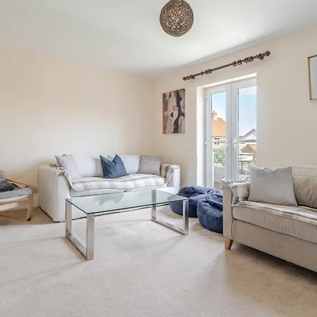 Delightful 5 Bedroom Contractor & Family Home, *