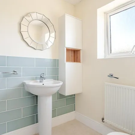 Delightful 5 Bedroom Contractor & Family Home, Ferienhaus *