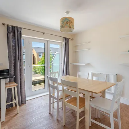 Delightful 5 Bedroom Contractor & Family Home, Ferienhaus