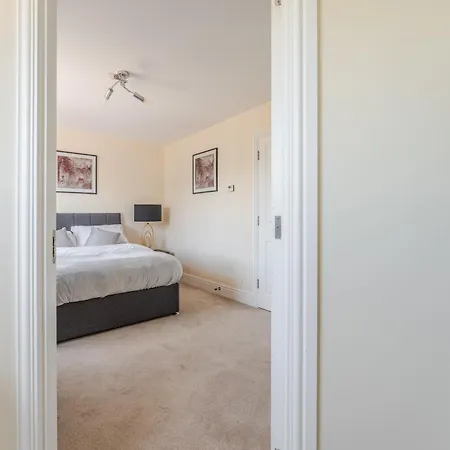 Delightful 5 Bedroom Contractor & Family Home, Ferienhaus *