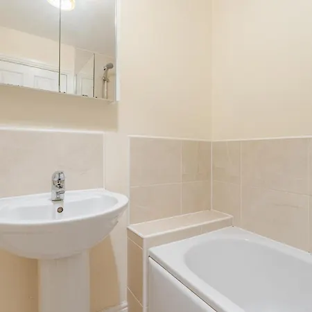 Delightful 5 Bedroom Contractor & Family Home, Ferienhaus *