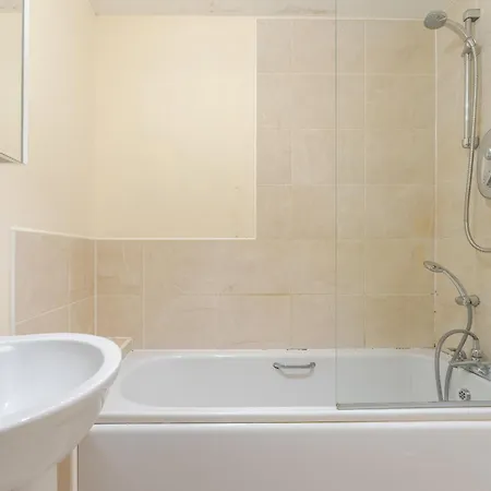 Delightful 5 Bedroom Contractor & Family Home, Дом отдыха *