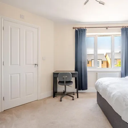 Delightful 5 Bedroom Contractor & Family Home, * Бристоль