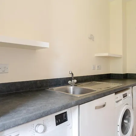 Ferienhaus Delightful 5 Bedroom Contractor & Family Home,