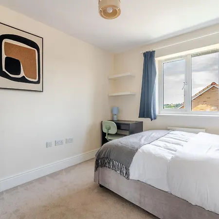 Delightful 5 Bedroom Contractor & Family Home,