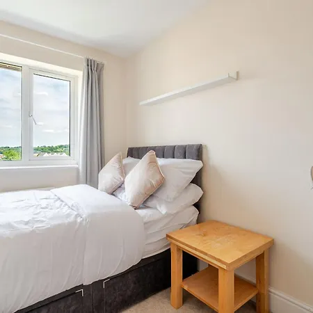 Delightful 5 Bedroom Contractor & Family Home, Ferienhaus *