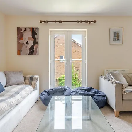 Delightful 5 Bedroom Contractor & Family Home, Ferienhaus *