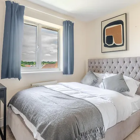 Delightful 5 Bedroom Contractor & Family Home, *