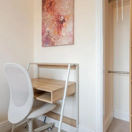 Delightful 5 Bedroom Contractor & Family Home, * Bristol