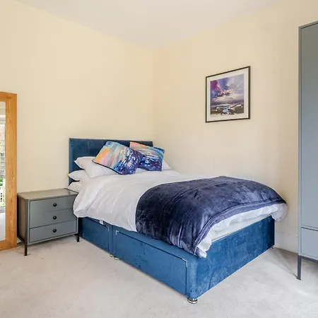 Delightful 5 Bedroom Contractor & Family Home, Ferienhaus