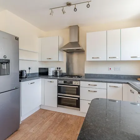 Delightful 5 Bedroom Contractor & Family Home, Бристоль
