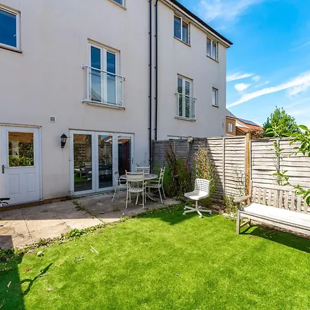 Delightful 5 Bedroom Contractor & Family Home, Bristol